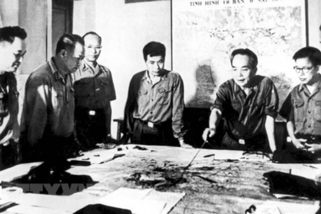 Đại tướng Võ Nguyên Giáp cùng các đồng chí trong Quân ủy Trung ương duyệt phương án tác chiến Chiến dịch Hồ Chí Minh (Hà Nội, tháng 4/1975). (Ảnh: TTXVN)